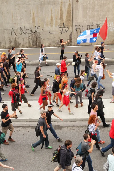 Andar irritado na rua Montreal — Fotografia de Stock