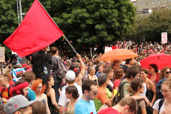 Drapeau rouge lors d'une manifestation dans la rue Montréal — Photo