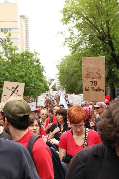 Червоний демонстрація в Монреалі вулиці — стокове фото