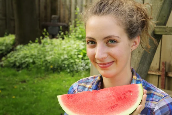 Tonåring med vattenmelon — Stockfoto