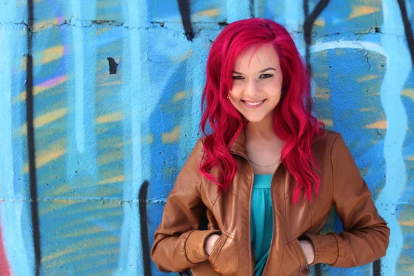 Chica de pelo rosa contra una pared azul — Foto de Stock