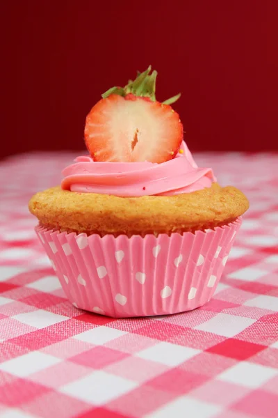 Cupcake with strawberry — Stock Photo, Image