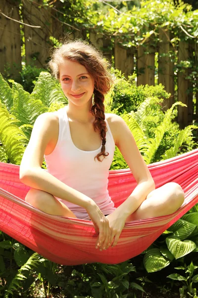 Chica sentarse en una hamaca —  Fotos de Stock