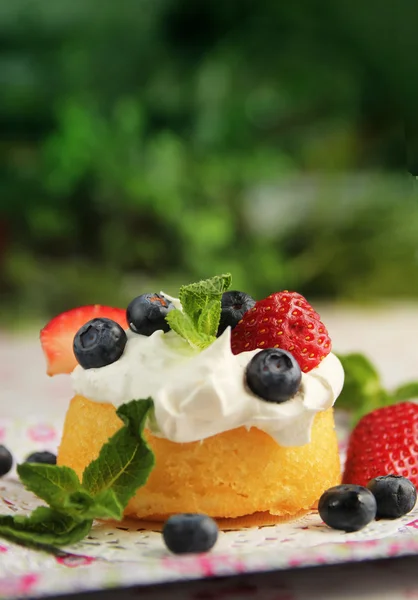 Torta e frutta — Foto Stock