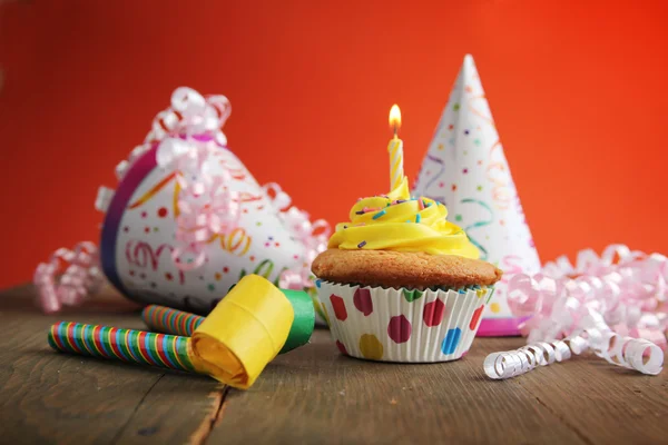 Urodziny żółty ciastko — Zdjęcie stockowe
