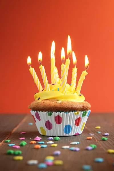 Yellow birthday cupcake full of candles — Stock Photo, Image