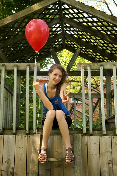 Teenager mit rotem Luftballon — Stockfoto