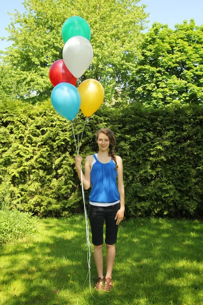 Adolescente holding balones — Foto de Stock