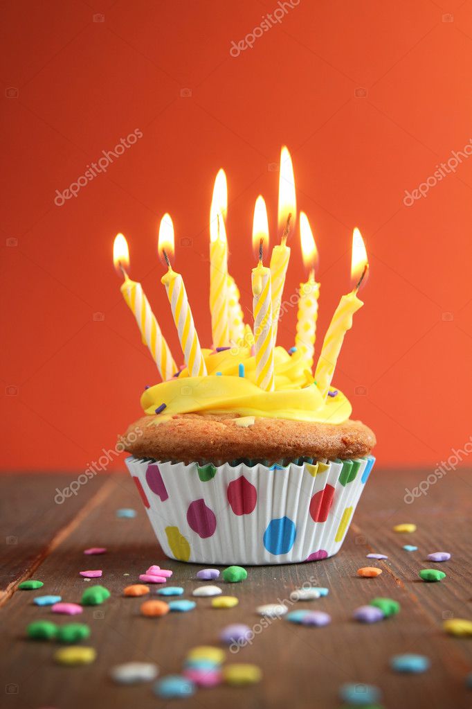 Cupcake D Anniversaire Jaune Plein De Bougies Image Libre De Droit Par Pinkcandy C