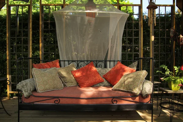 Bom sofá ao ar livre — Fotografia de Stock