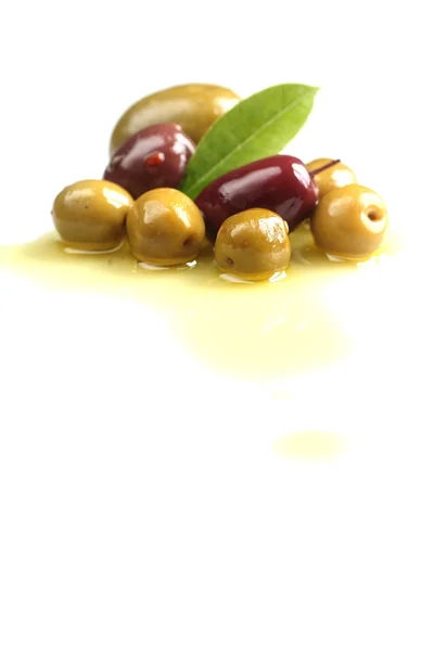Olives sur blanc — Photo
