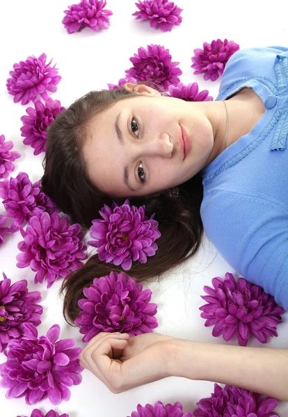 Adolescente y púrpura flores —  Fotos de Stock
