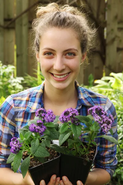 Gartenarbeit für Jugendliche — Stockfoto