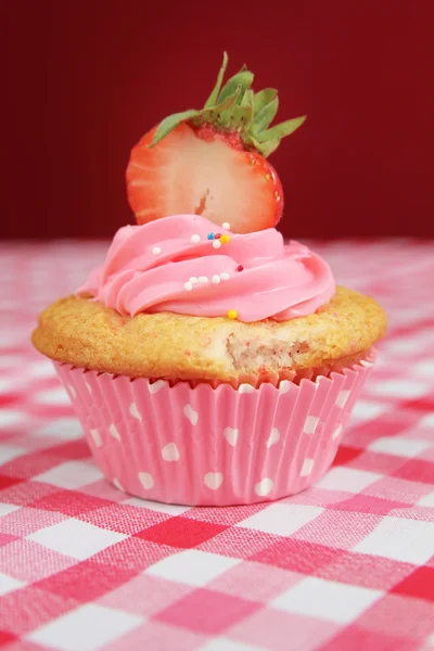 Cupcake mit Erdbeere — Stockfoto