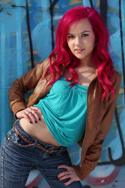 분홍색 머리의 젊은 여자 — 스톡 사진
