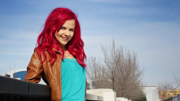 Chica sonriente con el pelo rosa — Foto de Stock