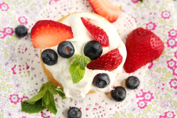 Cake and fruits — Stock Photo, Image