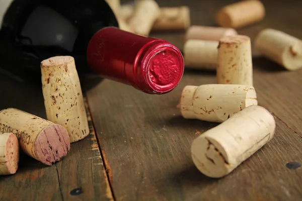 Коркове вино і пляшка вина — стокове фото