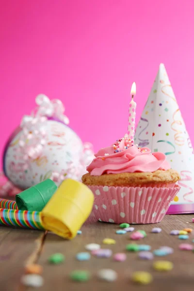 День рождения розовый кекс — стоковое фото