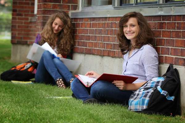 Studenten studieren außerhalb — Stockfoto