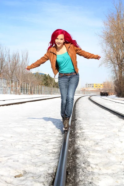 走在铁路上的女孩 — 图库照片