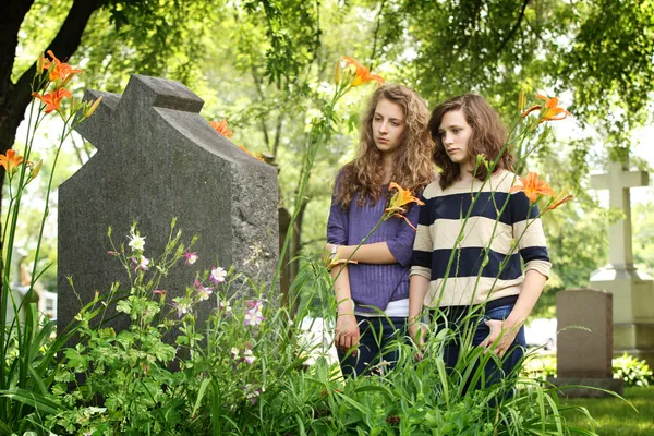 Girls at the cemetery — Stock Photo, Image