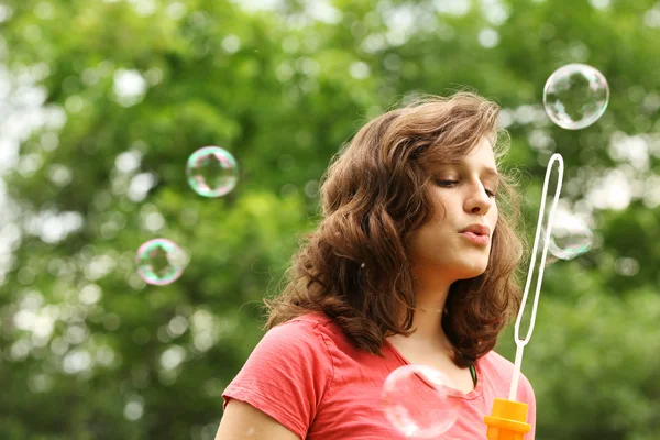 Flickan gör bubbla tvål — Stockfoto