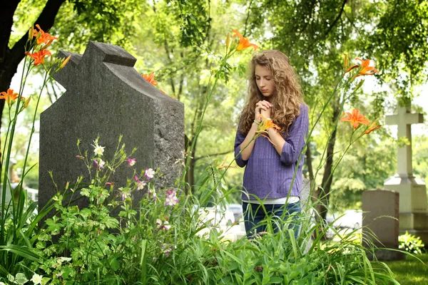 Flicka be på kyrkogården — Stockfoto