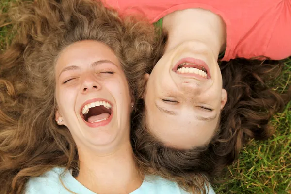 Счастливые подростки — стоковое фото