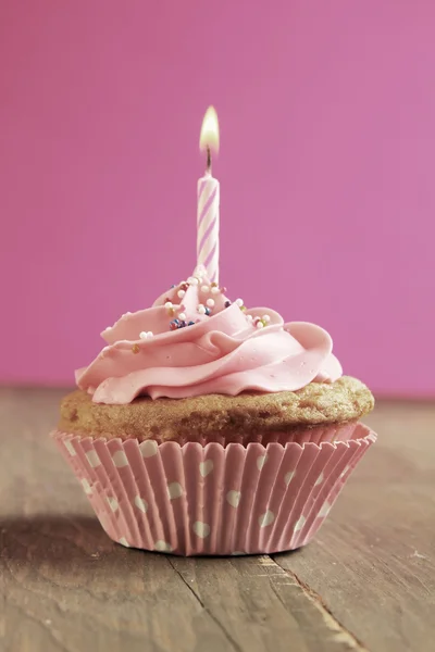 Cupcake mit Kerze — Stockfoto