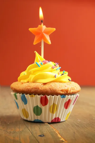 Cupcake mit Sternkerze — Stockfoto