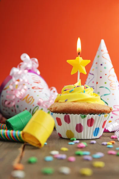 Födelsedag gul cupcake — Stockfoto