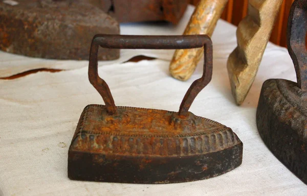 Oude cast iron flatiron — Stockfoto