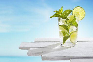 Mojito ahşap arka plan üzerinde kokteyl