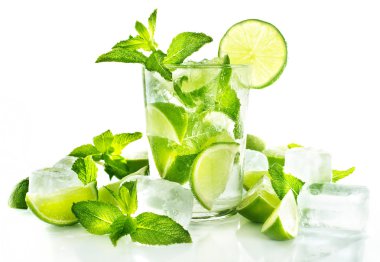 Mojito beyaz zemin üzerine kokteyl