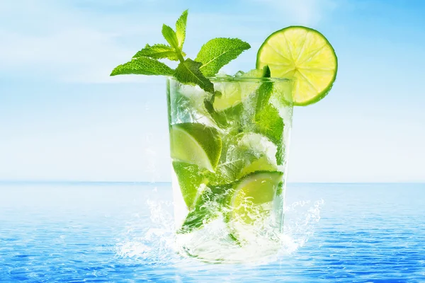 莫吉托鸡尾酒在海滩 glass — 图库照片