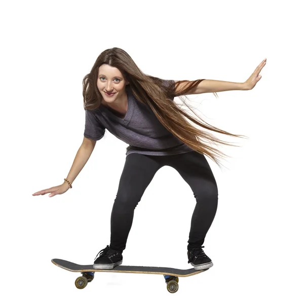 Портрет красивої дівчини зі скейтбордом на білому — стокове фото