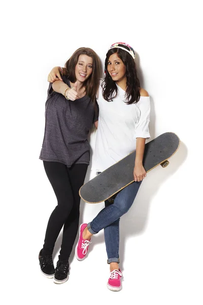两个年轻滑板女孩朋友微笑-孤立在白色背景. — 图库照片