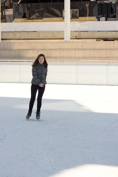 Νεαρή γυναίκα πατινάζ στον πάγο — Φωτογραφία Αρχείου