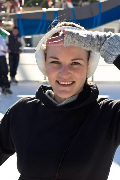 Νεαρή γυναίκα μελαχρινή με earflaps που είναι χαμογελώντας — Φωτογραφία Αρχείου