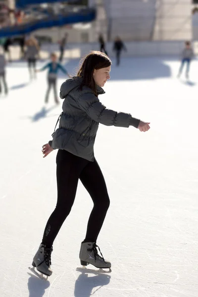 Slim Young Woman Ice Skating On An Ice Rink — Stock Photo, Image