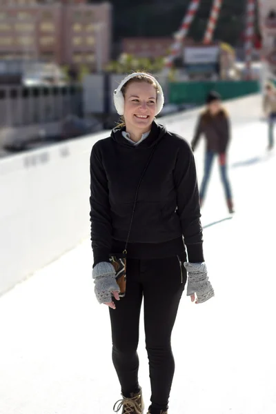 Giovane donna divertirsi mentre pattinaggio su ghiaccio — Foto Stock