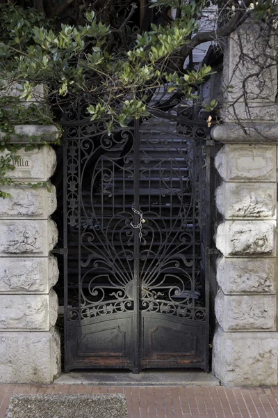 Puerta de entrada de un edificio antiguo — Foto de Stock