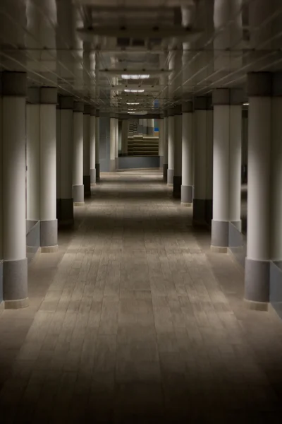 Современный коридор с зеркалами — стоковое фото