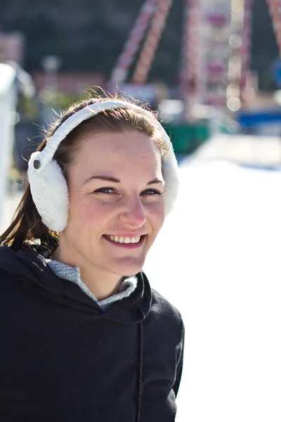 Ung kvinna ler på en isbana — Stockfoto