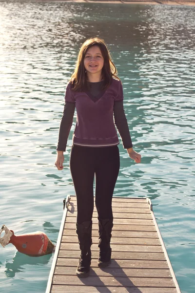 Giovane ragazza felice in piedi su un molo — Foto Stock