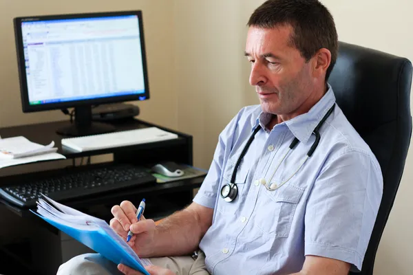Doctor Writing On A Document — Stock Photo, Image