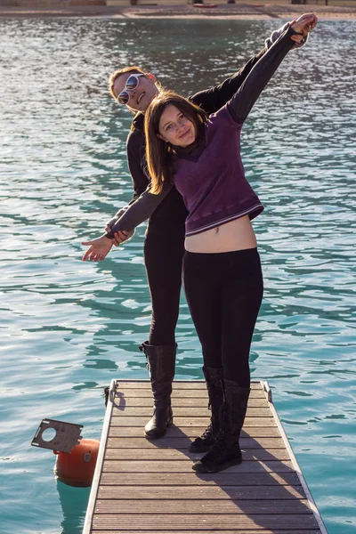 Duas mulheres em pé em um cais — Fotografia de Stock