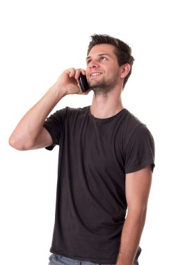 Genç adam telefonda konuşuyor.