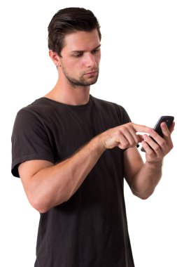 genç adam onun smartphone üzerinde çalışma